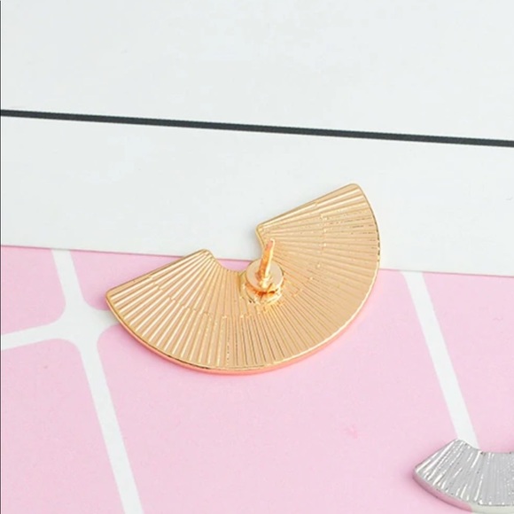 NEW Rainbow Enamel Pin Brooch - Picture 3 of 3